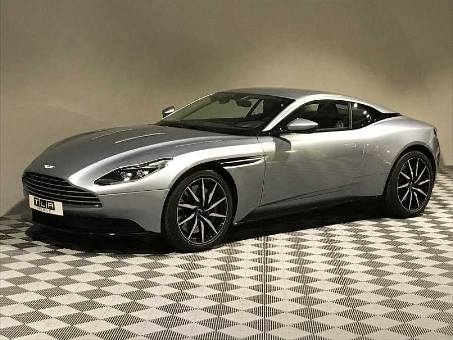 ASTON MARTIN DB11 V12 5.2 coupé Gris occasion 175 000 € 2 950 km vente de voiture d