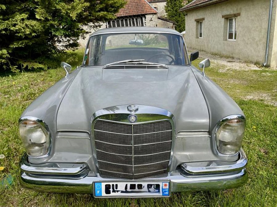 MERCEDES 220 SE 2.2L 120ch (W111 Fintail) Heckflosse berline Gris clair occasion - 12 500 €, 60 000 km